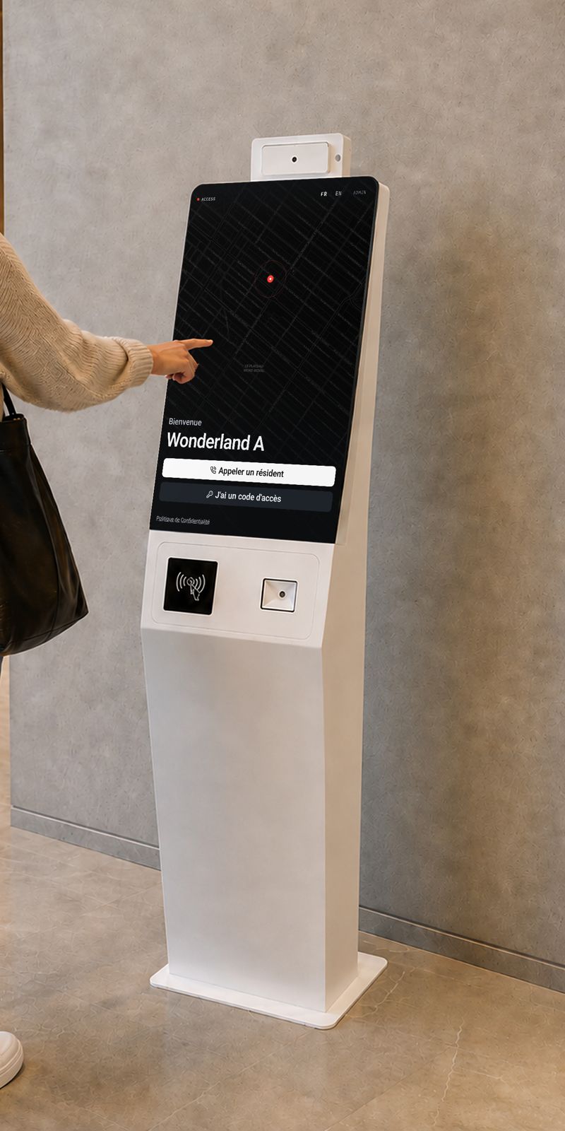 Borne d’entrée Accès installée dans le hall d’un immeuble montréalais : écran d’accueil bilingue, recherche de résident, lecteur de carte et lecteur de code QR.